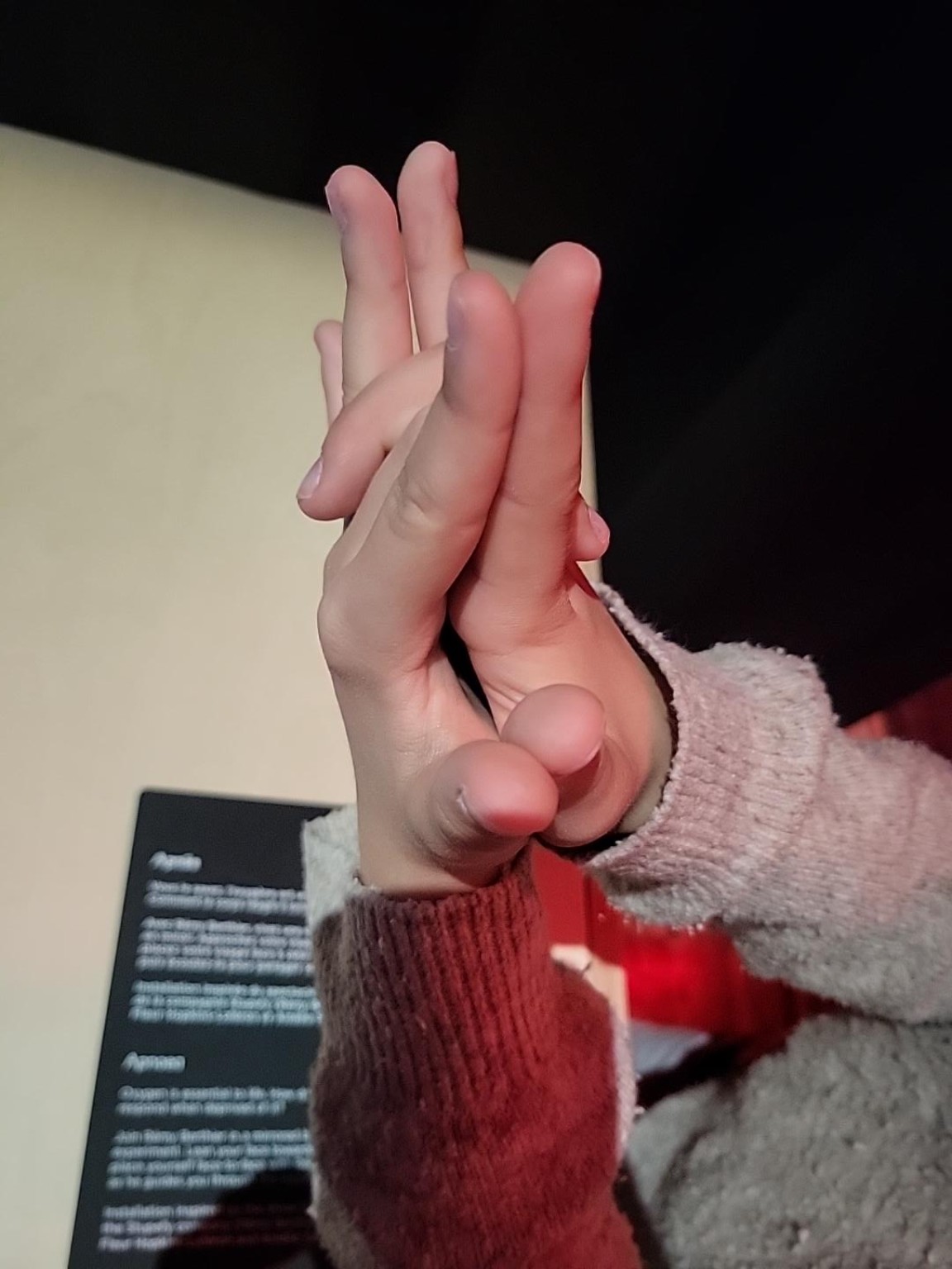Originalaufnahme: dieselbe Fingeraufgabe aus einer anderen Perspektive