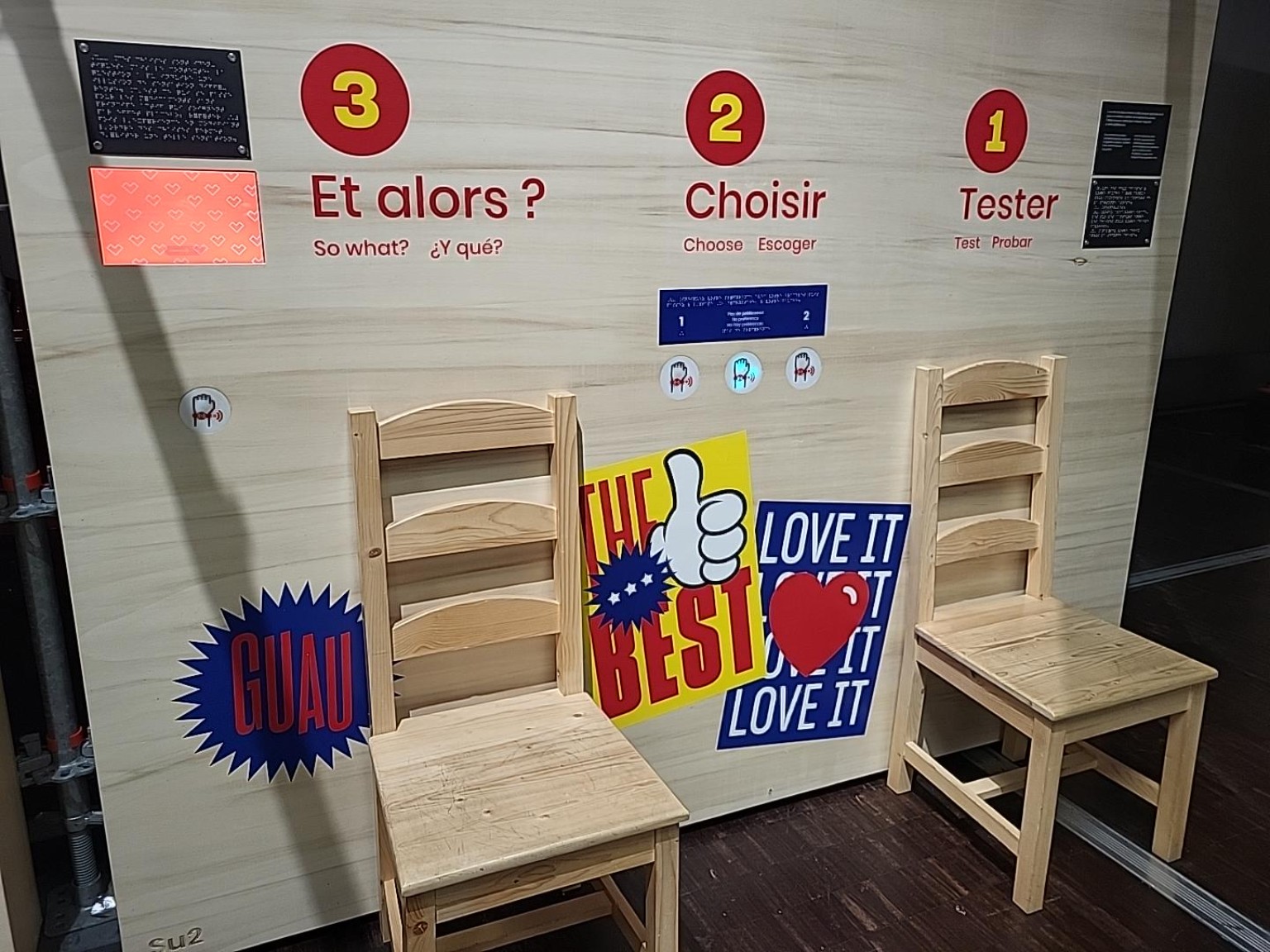 Zwei Holzstühle in der Ausstellung
